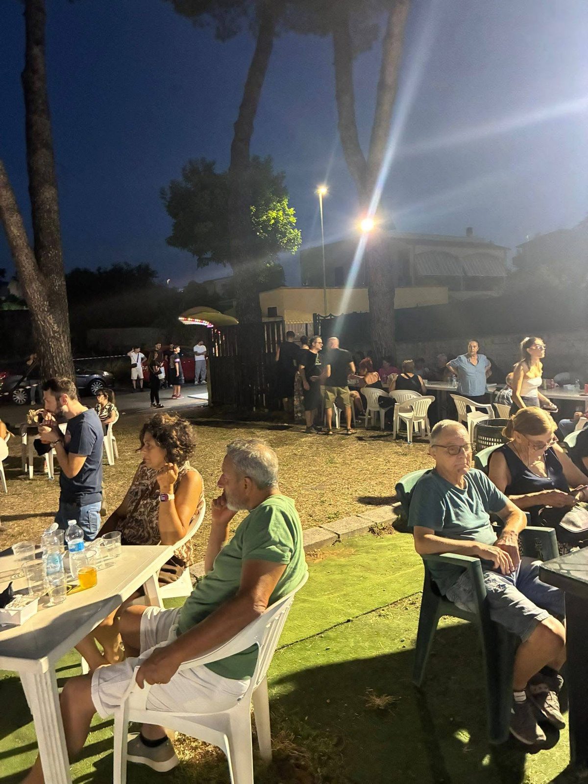 Il quartiere riunito per la serata